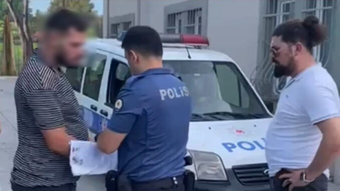 istanbulda-ehliyet-sinavina-duzenekle-giren-aday-yakalandi-eRLy1pLJ.jpg