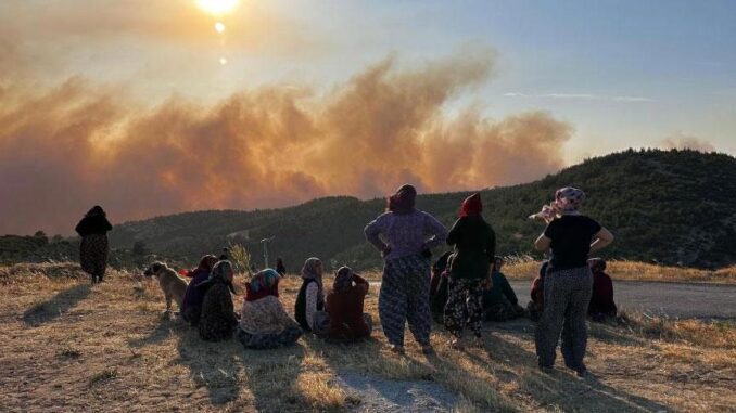 son-dakika-yanginlarda-son-durum-manisada-10-mahalle-bosaltildi-mudahale-devam-ediyor-FllBU7rN.jpg